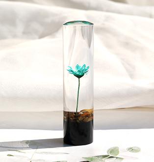 花入り透明樹脂印鑑-寸胴15.0ｍｍ-（花：ブルー　石：虎目石）
