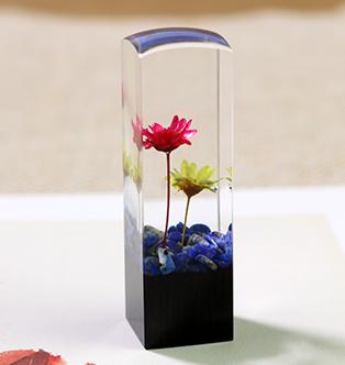 花入り透明樹脂印鑑-角型18.0ｍｍ-（花：赤色+黄色　石：青金石）